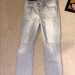 American eagle size4 white high rise ripped jeans